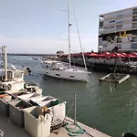 Spacieux 2 Chambres, 4 Personnes, Terrasse Vue Port , Wifi Gratuit Et Parking Prive Gratuit, Lave Linge, Congelateur, Situe Pres De La Plage, Commerces, Marche Et Restaurants Appartement