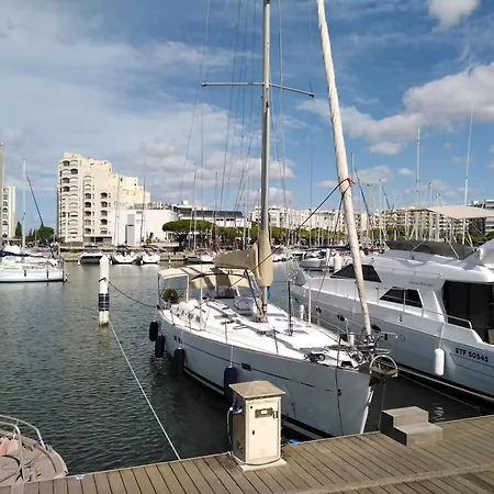 Spacieux 2 Chambres, 4 Personnes, Terrasse Vue Port , Wifi Gratuit Et Parking Prive Gratuit, Lave Linge, Congelateur, Situe Pres De La Plage, Commerces, Marche Et Restaurants Carnon-Plage