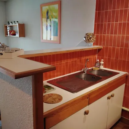Spacieux 2 Chambres, 4 Personnes, Terrasse Vue Port , Wifi Gratuit Et Parking Prive Gratuit, Lave Linge, Congelateur, Situe Pres De La Plage, Commerces, Marche Et Restaurants