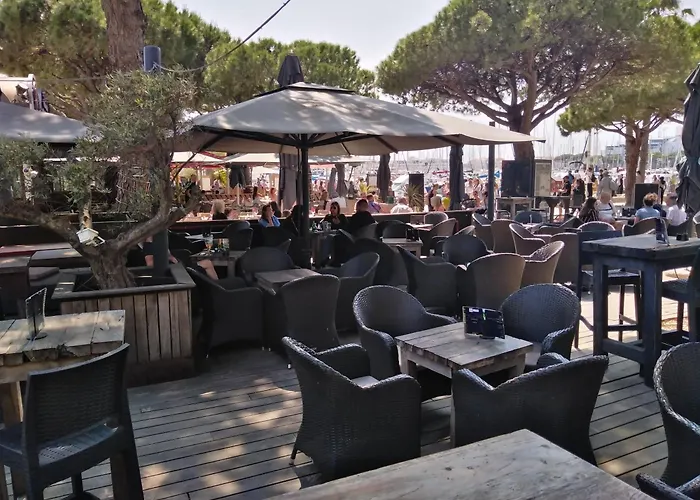 Spacieux 2 Chambres, 4 Personnes, Terrasse Vue Port , Wifi Gratuit Et Parking Prive Gratuit, Lave Linge, Congelateur, Situe Pres De La Plage, Commerces, Marche Et Restaurants Lägenhet *