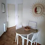 Spacieux 2 Chambres, 4 Personnes, Terrasse Vue Port , Wifi Gratuit Et Parking Prive Gratuit, Lave Linge, Congelateur, Situe Pres De La Plage, Commerces, Marche Et Restaurants *