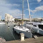 Spacieux 2 Chambres, 4 Personnes, Terrasse Vue Port , Wifi Gratuit Et Parking Prive Gratuit, Lave Linge, Congelateur, Situe Pres De La Plage, Commerces, Marche Et Restaurants Carnon-Plage