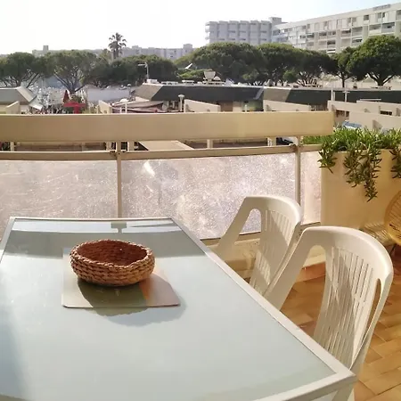 Spacieux 2 Chambres, 4 Personnes, Terrasse Vue Port , Wifi Gratuit Et Parking Prive Gratuit, Lave Linge, Congelateur, Situe Pres De La Plage, Commerces, Marche Et Restaurants