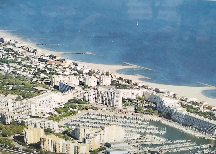 Spacieux 2 Chambres, 4 Personnes, Terrasse Vue Port , Wifi Gratuit Et Parking Prive Gratuit, Lave Linge, Congelateur, Situe Pres De La Plage, Commerces, Marche Et Restaurants Apartman Carnon-Plage