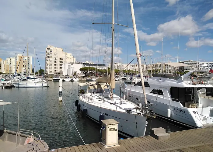 Spacieux 2 Chambres, 4 Personnes, Terrasse Vue Port , Wifi Gratuit Et Parking Prive Gratuit, Lave Linge, Congelateur, Situe Pres De La Plage, Commerces, Marche Et Restaurants Carnon-Plage
