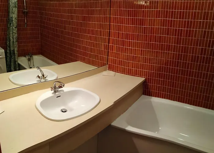 Spacieux 2 Chambres, 4 Personnes, Terrasse Vue Port , Wifi Gratuit Et Parking Prive Gratuit, Lave Linge, Congelateur, Situe Pres De La Plage, Commerces, Marche Et Restaurants * Carnon-Plage