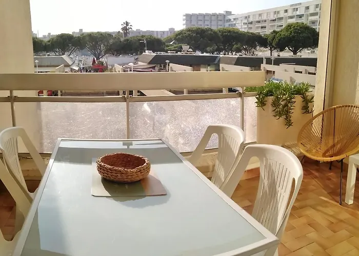Spacieux 2 Chambres, 4 Personnes, Terrasse Vue Port , Wifi Gratuit Et Parking Prive Gratuit, Lave Linge, Congelateur, Situe Pres De La Plage, Commerces, Marche Et Restaurants