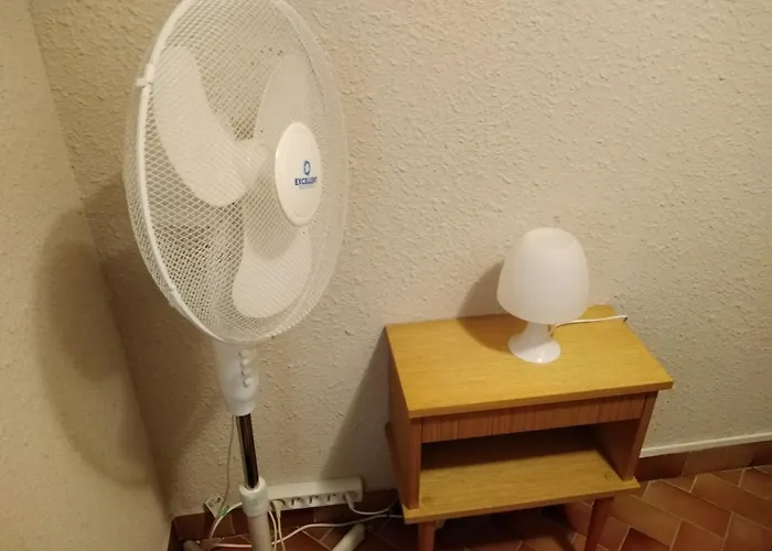 Spacieux 2 Chambres, 4 Personnes, Terrasse Vue Port , Wifi Gratuit Et Parking Prive Gratuit, Lave Linge, Congelateur, Situe Pres De La Plage, Commerces, Marche Et Restaurants Apartman