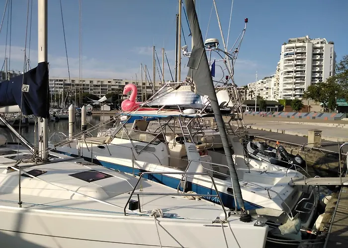 Spacieux 2 Chambres, 4 Personnes, Terrasse Vue Port , Wifi Gratuit Et Parking Prive Gratuit, Lave Linge, Congelateur, Situe Pres De La Plage, Commerces, Marche Et Restaurants * Carnon-Plage